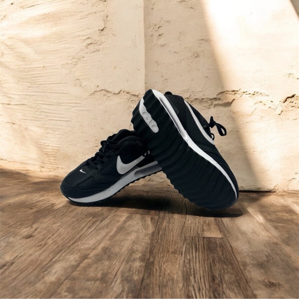 Nike Women  Black and White Sneakers